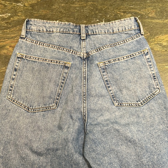 H&M Women’s Mom High Ankle Jeans Size 4 - Picture 5 of 6